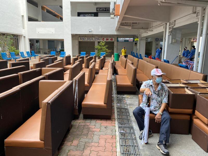 经营Teo Heng卡拉OK连锁店的张兴贸易创办人张仰兴日前关闭淡滨尼分店,把沙发捐给弱势老人。(受访者提供) 经营Teo Heng卡拉OK连锁店的张兴贸易创办人张仰兴日前关闭淡滨尼分店,把沙发捐给弱势老人。(受访者提供)