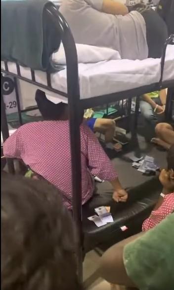 疑似沙登农业博览馆(MAEPS)冠病隔离中心的隔离者在床铺聚赌,床上还放着扑克牌与现金。(面簿视频截图) 疑似沙登农业博览馆(MAEPS)冠病隔离中心的隔离者在床铺聚赌,床上还放着扑克牌与现金。(面簿视频截图)