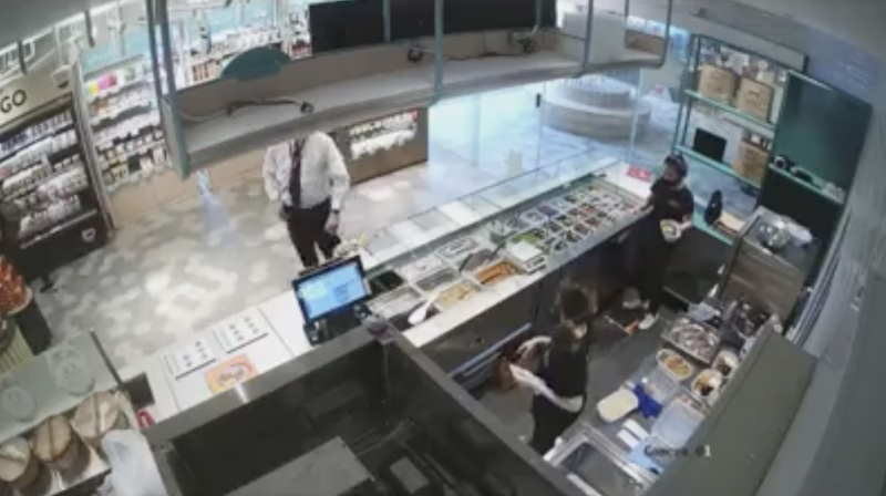 涉案男子走过SMOL餐厅分店时的画面。(网络截图) 涉案男子走过SMOL餐厅分店时的画面。(网络截图)