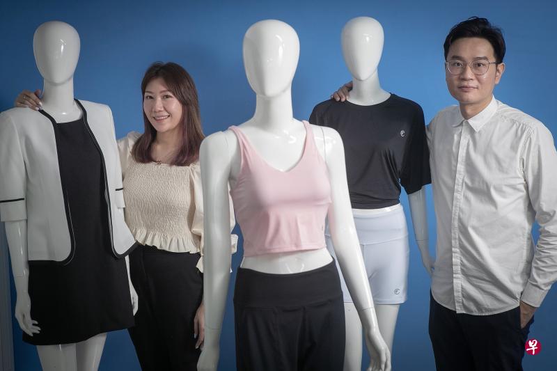 ▲制服生产商JML推出新的运动服系列以对抗冠病疫情的影响。新业务由行销总监欧耀灿(右)与生意伙伴何倩仪共同经营。(陈来福摄) ▲制服生产商JML推出新的运动服系列以对抗冠病疫情的影响。新业务由行销总监欧耀灿(右)与生意伙伴何倩仪共同经营。(陈来福摄)