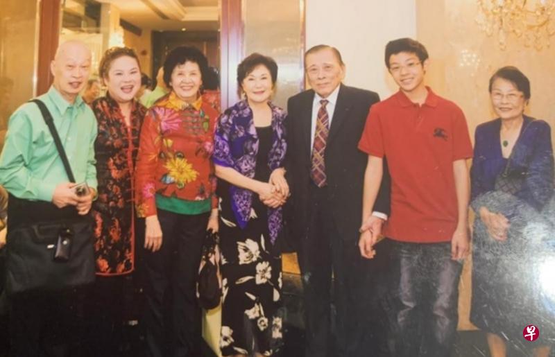 左起纪利南、上官萍夫妇、“五姨”王德南太太、顾秀琼和王德南在王德南80大寿上合影。(作者提供) 左起纪利南、上官萍夫妇、“五姨”王德南太太、顾秀琼和王德南在王德南80大寿上合影。(作者提供)