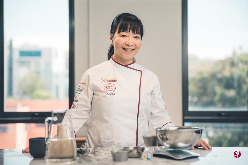 许竹亮持续进修并钻研烘焙手艺,多年来通过她创办的烘焙学院与同好分享经验,希望培养烘焙人才。(新加坡精深技能发展局提供) 许竹亮持续进修并钻研烘焙手艺,多年来通过她创办的烘焙学院与同好分享经验,希望培养烘焙人才。(新加坡精深技能发展局提供)