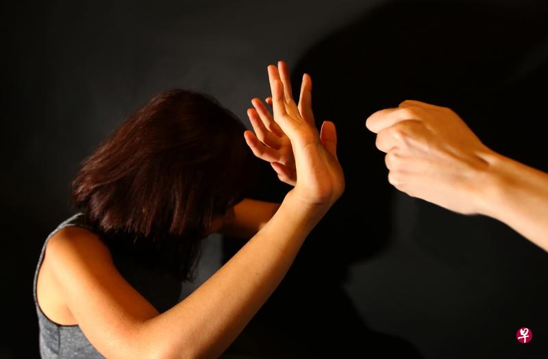 笔者父亲每次赌输钱就会对母亲施暴。(示意图) 笔者父亲每次赌输钱就会对母亲施暴。(示意图)
