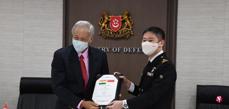 国防部长黄永宏医生(左)昨天在新印防长对话上,见证海军参谋长梁伟军准将(右)代表我国海军签署《潜艇救援支援与合作执行协定》。两人过后通过视讯向印方出示签署后的文件。(国防部提供) 国防部长黄永宏医生(左)昨天在新印防长对话上,见证海军参谋长梁伟军准将(右)代表我国海军签署《潜艇救援支援与合作执行协定》。两人过后通过视讯向印方出示签署后的文件。(国防部提供)