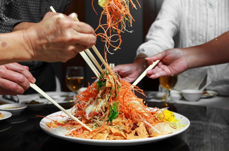 食客捞鱼生时必须戴口罩, 且不能边”捞起“边说吉祥话。(档案照) 食客捞鱼生时必须戴口罩, 且不能边”捞起“边说吉祥话。(档案照)