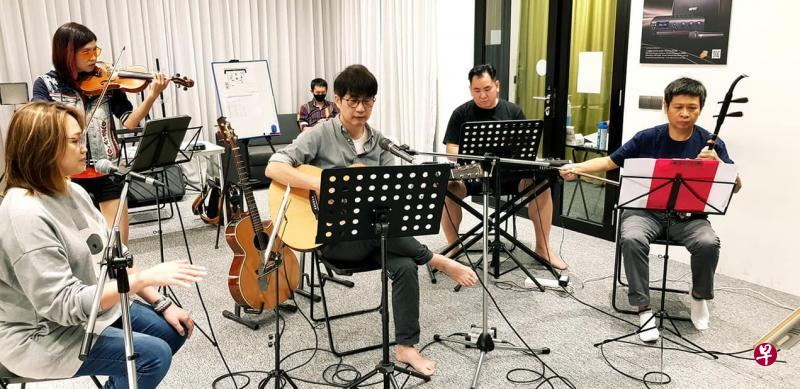 韩咏梅(前排右起)、黄宏墨、洪菁云在认真排练中。(大唐文化提供) 韩咏梅(前排右起)、黄宏墨、洪菁云在认真排练中。(大唐文化提供)