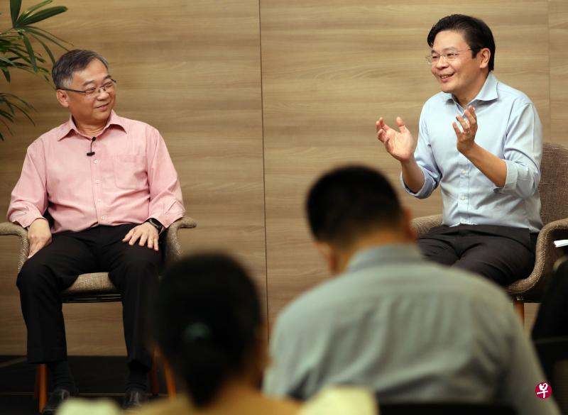 联合领导政府抗疫跨部门工作小组的卫生部长颜金勇(左)与教育部长黄循财,星期二在国家媒体中心接受媒体联访,畅谈过去一年的抗疫经历。(邝启聪摄) 联合领导政府抗疫跨部门工作小组的卫生部长颜金勇(左)与教育部长黄循财,星期二在国家媒体中心接受媒体联访,畅谈过去一年的抗疫经历。(邝启聪摄)