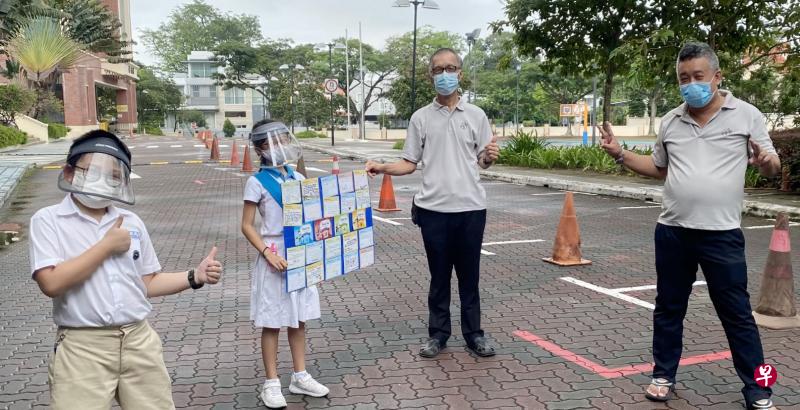 南洋小学学生有感学校保安人员无论是疫情期间抑或刮风下雨,坚持执行护送学生过马路等工作,特意采访他们的故事,制作视频号召同学表达谢意,并向保安人员送上学生手写的致谢卡片。(新加坡行善运动提供) 南洋小学学生有感学校保安人员无论是疫情期间抑或刮风下雨,坚持执行护送学生过马路等工作,特意采访他们的故事,制作视频号召同学表达谢意,并向保安人员送上学生手写的致谢卡片。(新加坡行善运动提供)