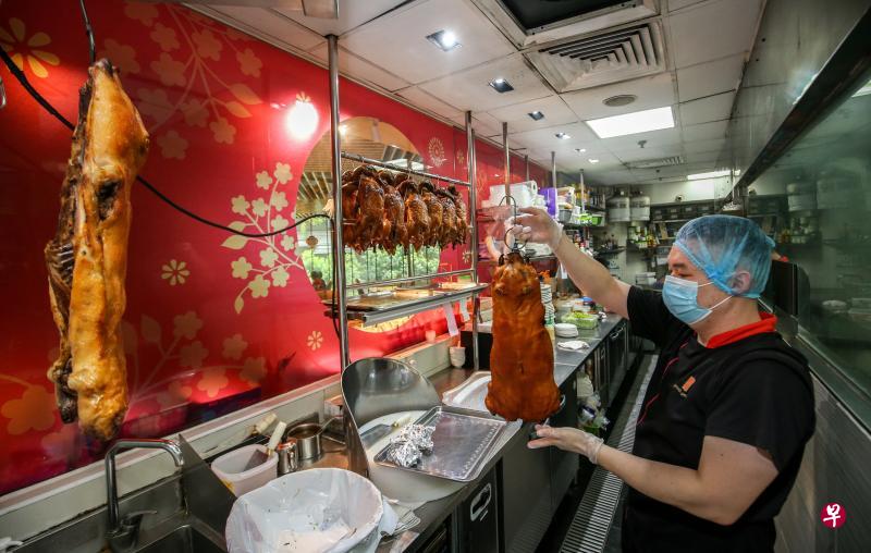 桃苑餐馆为来临农历新年准备了3000只乳猪,比去年的2000只多出一半,以确保能满足不断增加的住家订单。(叶振忠摄) 桃苑餐馆为来临农历新年准备了3000只乳猪,比去年的2000只多出一半,以确保能满足不断增加的住家订单。(叶振忠摄)