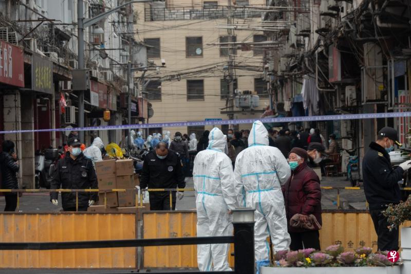 上海黄浦区发现三起本土确诊病例后,警方昨天在黄浦区一个居民区周边进行封锁。(法新社) 上海黄浦区发现三起本土确诊病例后,警方昨天在黄浦区一个居民区周边进行封锁。(法新社)