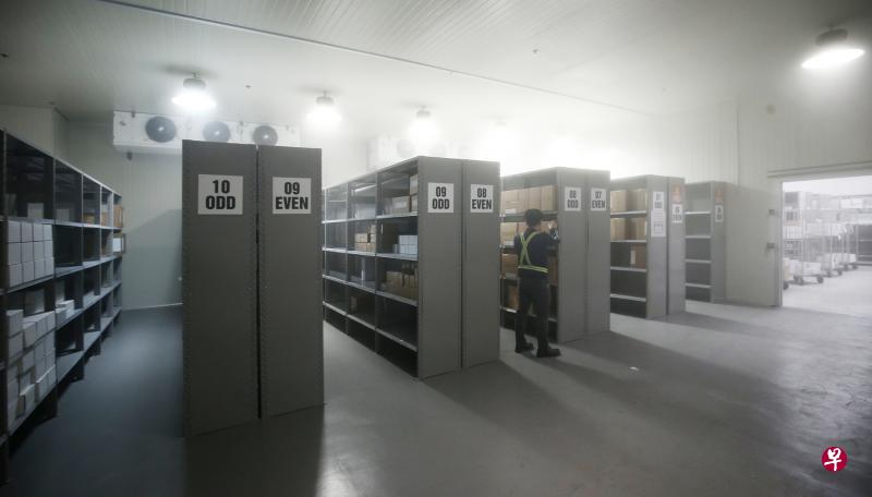 联邦快递生命科学中心的冷链设施可提供超低温环境,其中这个温度处在零下约25摄氏度的房间里,存放着各类医疗产品。(陈渊庄摄) 联邦快递生命科学中心的冷链设施可提供超低温环境,其中这个温度处在零下约25摄氏度的房间里,存放着各类医疗产品。(陈渊庄摄)