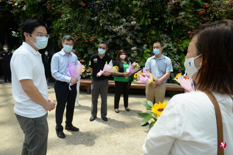 教育部长兼财政部第二部长黄循财(左一)去年8月走访滨海湾花园,与参观云雾林的医护人员交流,并感谢他们协助抗疫。(档案照片) 教育部长兼财政部第二部长黄循财(左一)去年8月走访滨海湾花园,与参观云雾林的医护人员交流,并感谢他们协助抗疫。(档案照片)