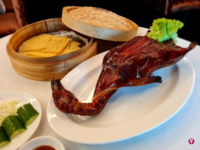 北京片皮鸭肥而不腻,嫩而多汁。 北京片皮鸭肥而不腻,嫩而多汁。