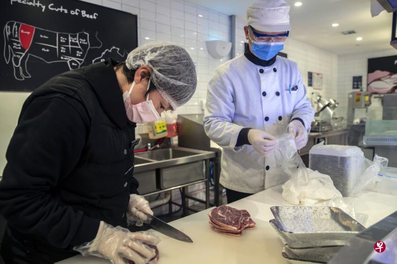 位于上海的Ole精品超市,两名工人正在对来自澳大利亚的牛肉进行切片和再包装。(彭博社) 位于上海的Ole精品超市,两名工人正在对来自澳大利亚的牛肉进行切片和再包装。(彭博社)