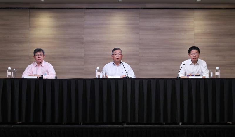 政府抗疫跨部门工作小组昨天(22日)召开记者会宣布更严密的防疫措施。(通讯及新闻部提供) 政府抗疫跨部门工作小组昨天(22日)召开记者会宣布更严密的防疫措施。(通讯及新闻部提供)