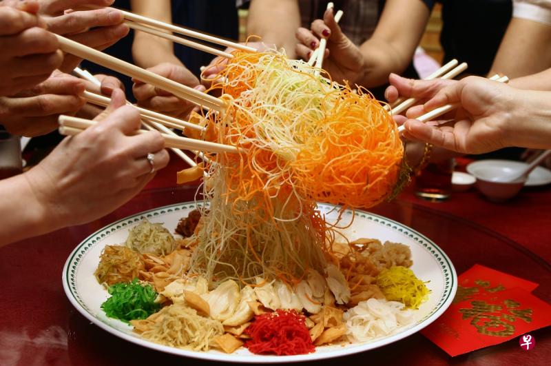 今年的农历新年,国人“捞起”时必须戴上口罩,也不应在加入鱼生每一种配料的时候喊出传统吉祥祝语。(档案照片) 今年的农历新年,国人“捞起”时必须戴上口罩,也不应在加入鱼生每一种配料的时候喊出传统吉祥祝语。(档案照片)