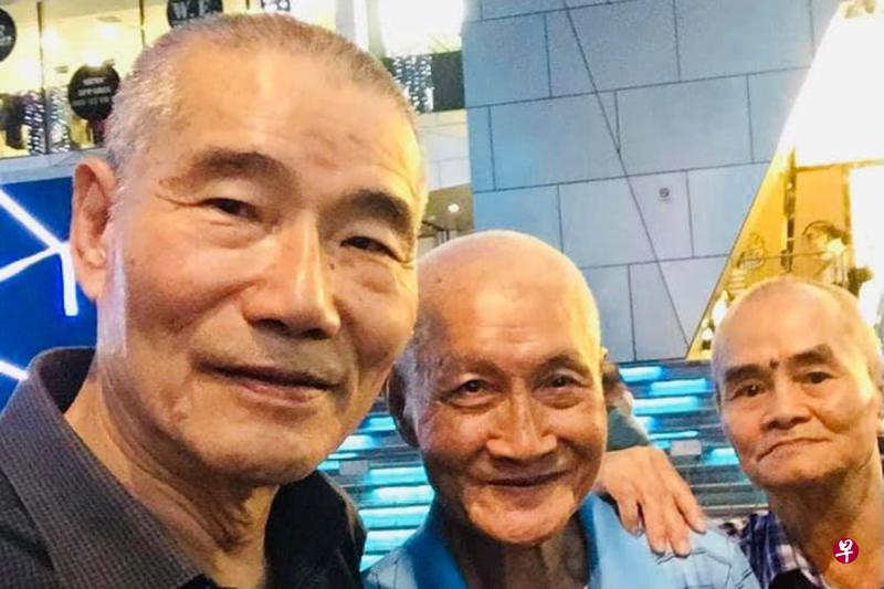 把“重新探索新加坡”旅游消费券捐给客工的沈明顺(左一)与两名室友。(取自面簿) 把“重新探索新加坡”旅游消费券捐给客工的沈明顺(左一)与两名室友。(取自面簿)
