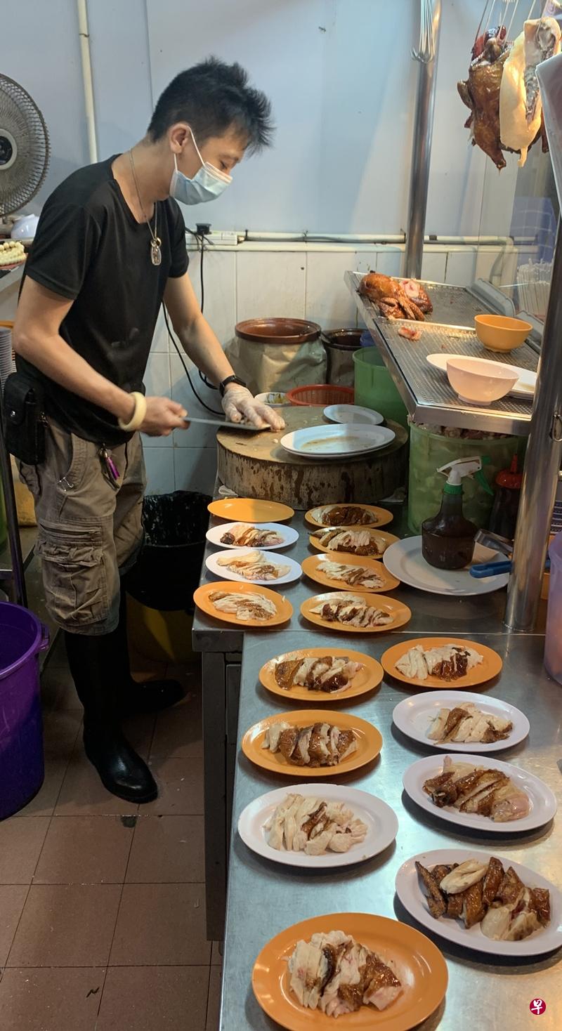 记者现场见证,一只鸡能切成16盘鸡饭。(吴睿明摄) 记者现场见证,一只鸡能切成16盘鸡饭。(吴睿明摄)
