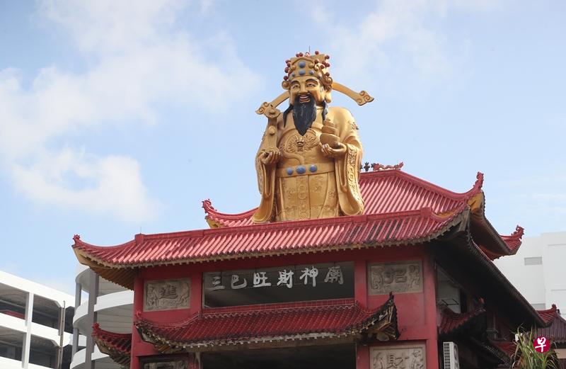 以往每年农历正月初五三巴旺财神庙会开放主楼让善信到顶楼。(吴伟国摄) 以往每年农历正月初五三巴旺财神庙会开放主楼让善信到顶楼。(吴伟国摄)