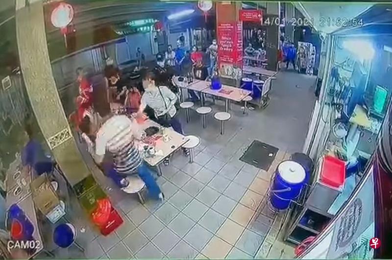 阿叔一脚站在椅子上,挥拳猛揍黑衣男。(取自面簿) 阿叔一脚站在椅子上,挥拳猛揍黑衣男。(取自面簿)