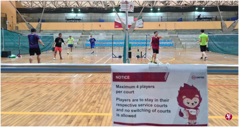 公共体育场馆内的羽毛球馆运动时段原本就颇为抢手,现在更是无法透过常规方式预订。不少人抢到时段却拿到网上高价转卖。(新加坡体育理事会) 公共体育场馆内的羽毛球馆运动时段原本就颇为抢手,现在更是无法透过常规方式预订。不少人抢到时段却拿到网上高价转卖。(新加坡体育理事会)