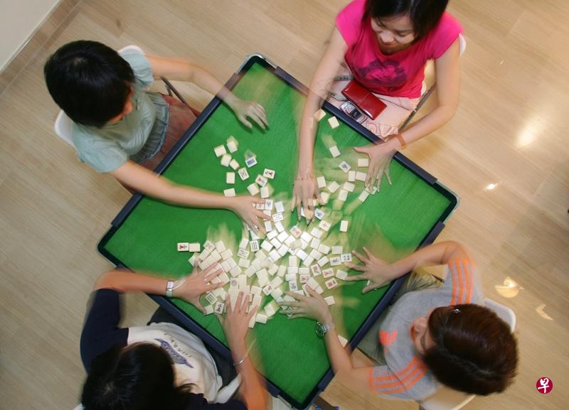 传染病专家认为,民众仍可安全打麻将,但建议全程戴口罩,且不用手触碰脸部,并在结束时洗手。(档案照) 传染病专家认为,民众仍可安全打麻将,但建议全程戴口罩,且不用手触碰脸部,并在结束时洗手。(档案照)