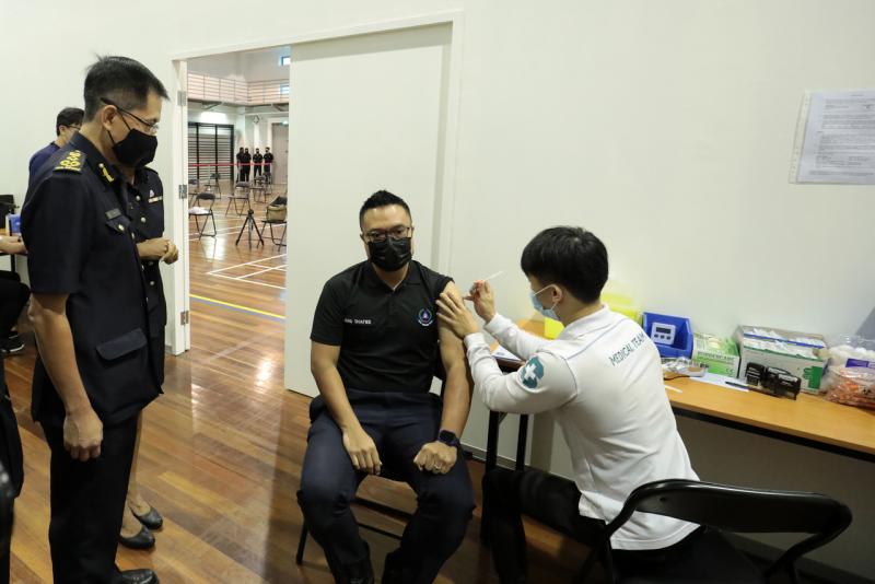 本地参加私人综合健保计划的受保人若因接种冠病疫苗出现并发症而须住院,也能获得保障。(档案照片) 本地参加私人综合健保计划的受保人若因接种冠病疫苗出现并发症而须住院,也能获得保障。(档案照片)