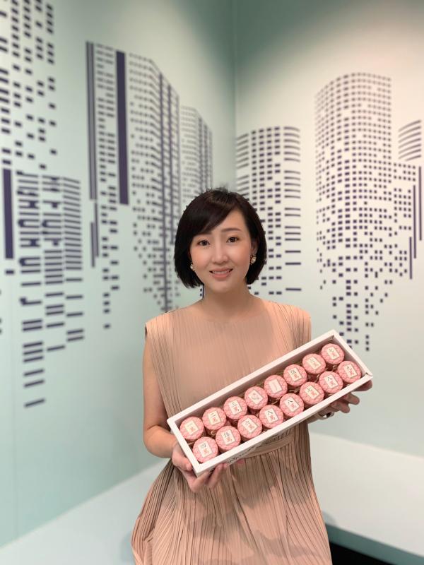 由吴颖锐创办的HoneySpree,售卖以精美或客制化设计的包装纸包起来的迷你罐装蜜糖。(受访者提供) 由吴颖锐创办的HoneySpree,售卖以精美或客制化设计的包装纸包起来的迷你罐装蜜糖。(受访者提供)