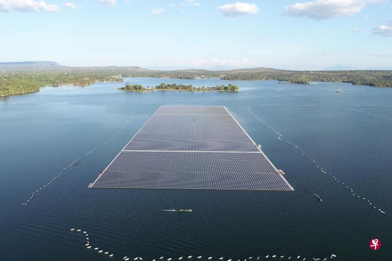 泰国电力局在东北部乌汶府一个水电站大坝建设一个大型浮动太阳能农场。(法新社) 泰国电力局在东北部乌汶府一个水电站大坝建设一个大型浮动太阳能农场。(法新社)