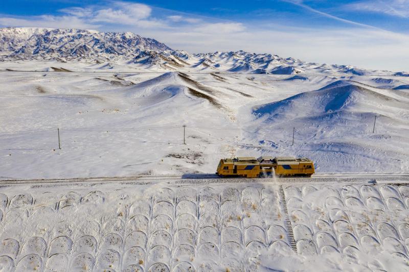 图为轨道除雪车在玛依塔斯风区克塔铁路沿线进行清雪作业。（新华社）
