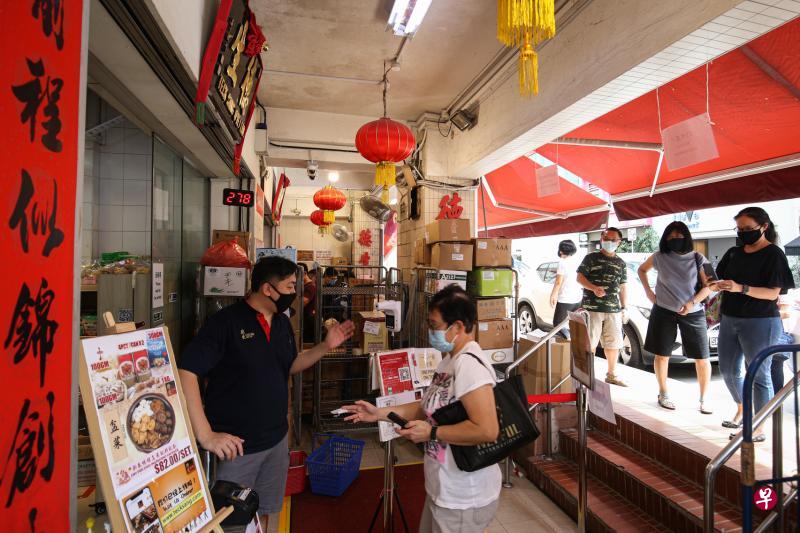 香港街老字号海味铺“德生”从两周前开始发放号码牌,以控制人流,商店旁也摆放了椅子供年长顾客坐下等候。(李健玮摄) 香港街老字号海味铺“德生”从两周前开始发放号码牌,以控制人流,商店旁也摆放了椅子供年长顾客坐下等候。(李健玮摄)