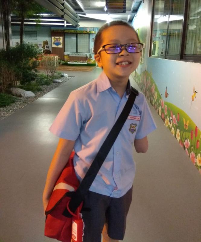 生前就读雅德小学的李安哲,因患癌而在九岁那年截去左前臂。图为他去年2月完成一段疗程后回学校时所摄。(李国成提供) 生前就读雅德小学的李安哲,因患癌而在九岁那年截去左前臂。图为他去年2月完成一段疗程后回学校时所摄。(李国成提供)