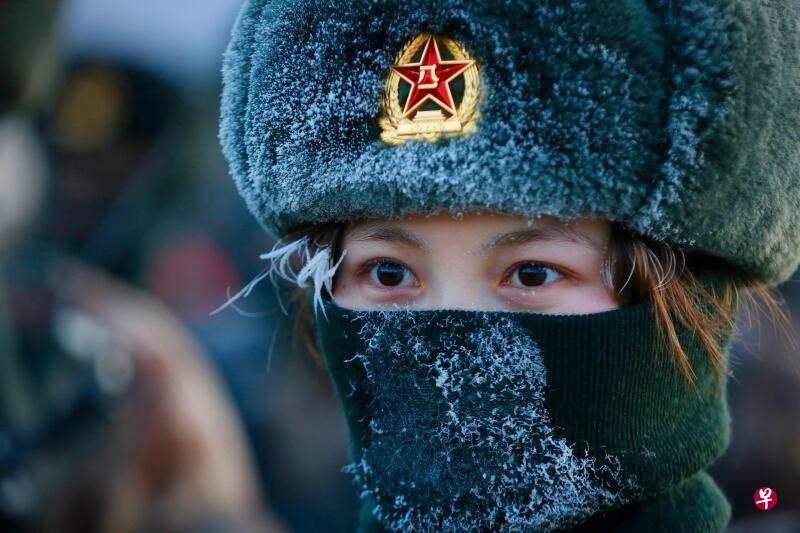 一名派驻新疆西北部地区的解放军女兵正在训练。(法新社) 一名派驻新疆西北部地区的解放军女兵正在训练。(法新社)