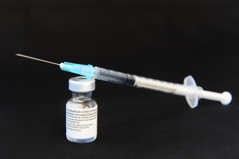上海复星医药及BioNTech研制的冠病疫苖成为首款获批在香港紧急使用的疫苗,中文名为“复必泰TM”。(法新社) 上海复星医药及BioNTech研制的冠病疫苖成为首款获批在香港紧急使用的疫苗,中文名为“复必泰TM”。(法新社)