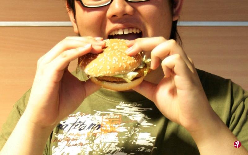 常吃快餐易致青少年睡眠障碍?(档案照) 常吃快餐易致青少年睡眠障碍?(档案照)