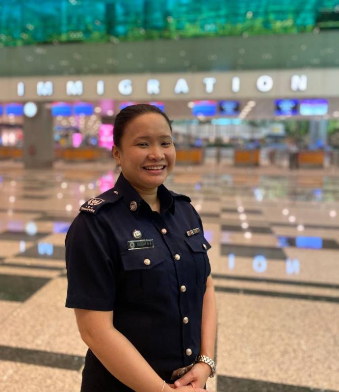 关卡稽查官罗西达确保马国女生顺利登机离开我国,超越职责范围的表现,让她获内政部颁发效率奖章。(移民与关卡局提供) 关卡稽查官罗西达确保马国女生顺利登机离开我国,超越职责范围的表现,让她获内政部颁发效率奖章。(移民与关卡局提供)
