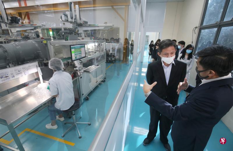 贸工部长陈振声(左)在本地精密工程公司Univac总裁梁航杰(右)陪同下参访了该公司,并向后者了解公司的数码转型情况。 (邬福梁摄) 贸工部长陈振声(左)在本地精密工程公司Univac总裁梁航杰(右)陪同下参访了该公司,并向后者了解公司的数码转型情况。 (邬福梁摄)