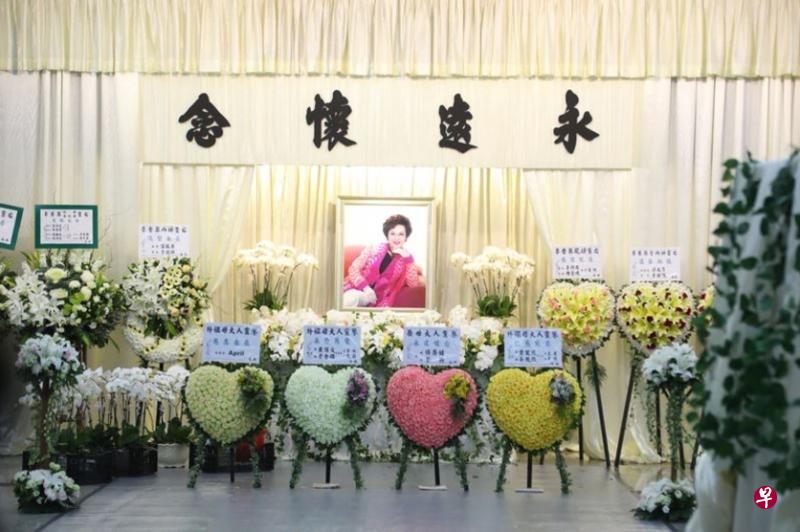 李香琴灵堂正中央前放了由至亲送的心形花牌。众亲友送的花牌让现场宛如花海。(互联网) 李香琴灵堂正中央前放了由至亲送的心形花牌。众亲友送的花牌让现场宛如花海。(互联网)