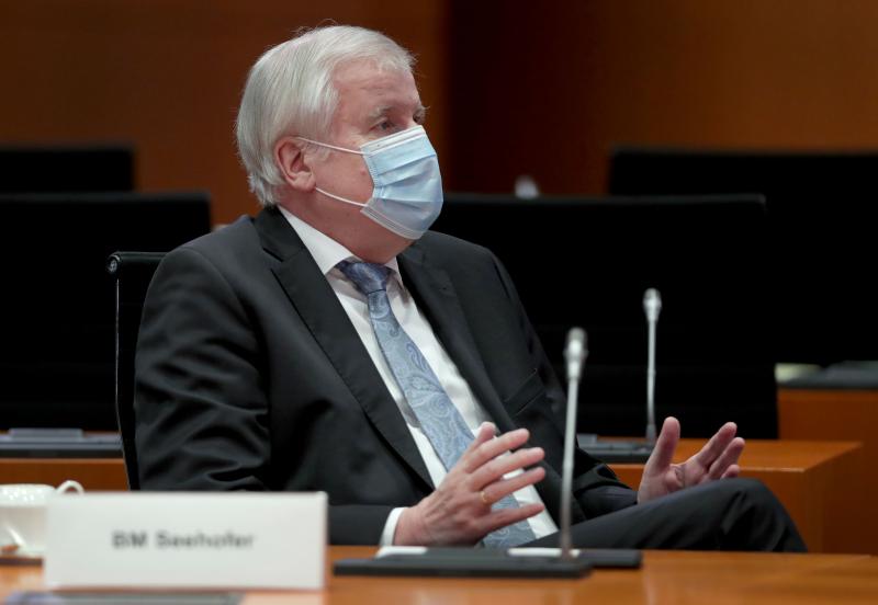 泽霍费尔说,德国政府正在考虑将飞往该国的航班数量减少到几乎为零,以防止更具传染性的变种冠病病毒传播。(法新社) 泽霍费尔说,德国政府正在考虑将飞往该国的航班数量减少到几乎为零,以防止更具传染性的变种冠病病毒传播。(法新社)