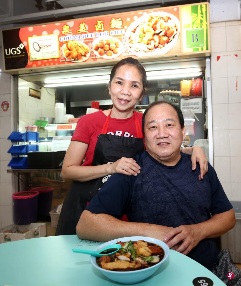 李福成与太太江雪香过去十多年来,共同经营姑姑传给他的卤面摊。(萧紫薇摄) 李福成与太太江雪香过去十多年来,共同经营姑姑传给他的卤面摊。(萧紫薇摄)