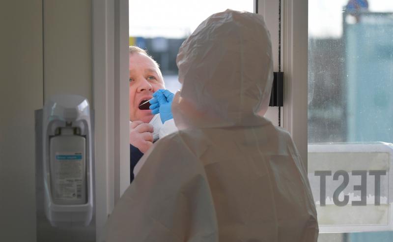 去年12月于英格兰东南部发现的B.1.1.7变种冠病病毒被认为具更高的传播性,也可能与更高的死亡率有关。(路透社) 去年12月于英格兰东南部发现的B.1.1.7变种冠病病毒被认为具更高的传播性,也可能与更高的死亡率有关。(路透社)