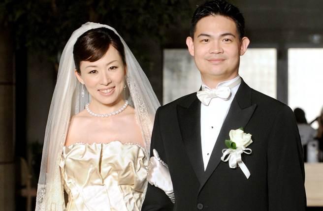 连胜武(右)2009年与相恋四年的华航空姐路永佳(左)结婚,育有一子二女,但连胜武婚后依然花边新闻不断。(互联网) 连胜武(右)2009年与相恋四年的华航空姐路永佳(左)结婚,育有一子二女,但连胜武婚后依然花边新闻不断。(互联网)