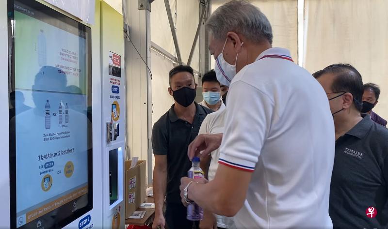 国务资政张志贤在白沙的民众俱乐部,与居民一同试用了淡马锡基金会的手部消毒液自动派发机。(取自张志贤面簿) 国务资政张志贤在白沙的民众俱乐部,与居民一同试用了淡马锡基金会的手部消毒液自动派发机。(取自张志贤面簿)