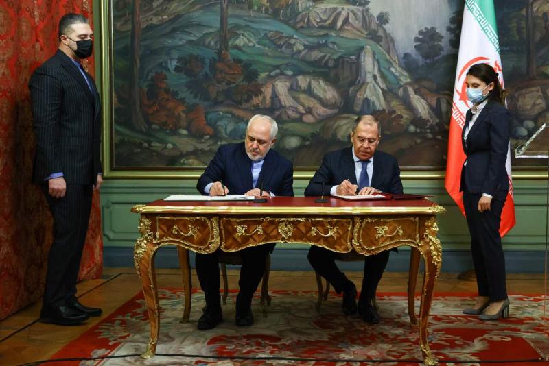 1月26日,扎里夫和拉夫罗夫会晤后举行一项签署仪式并交换文件。(法新社) 1月26日,扎里夫和拉夫罗夫会晤后举行一项签署仪式并交换文件。(法新社)