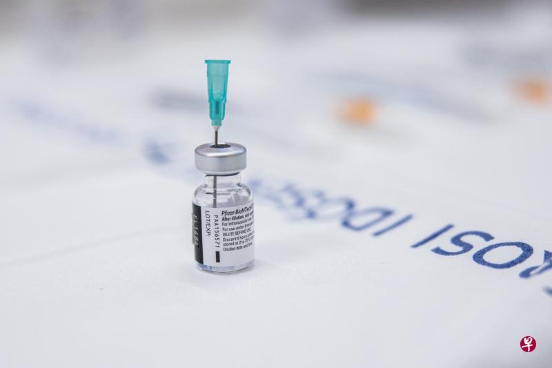 冠病疫苗制造商辉瑞公司和德国生物新技术公司BioNTech公司星期四(28日)在一份声明中说,初步调查“未显示新出现的冠病变异需要新疫苗来解决”。(彭博社) 冠病疫苗制造商辉瑞公司和德国生物新技术公司BioNTech公司星期四(28日)在一份声明中说,初步调查“未显示新出现的冠病变异需要新疫苗来解决”。(彭博社)