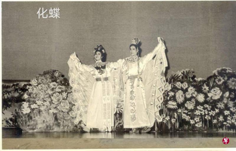 爱同崇福校友会演出《梁山伯与祝英台》,图为《化蝶》演出。 爱同崇福校友会演出《梁山伯与祝英台》,图为《化蝶》演出。