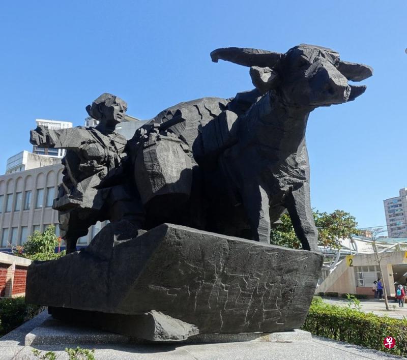 朱铭大型铜牛雕塑《牛耕年丰》。(互联网) 朱铭大型铜牛雕塑《牛耕年丰》。(互联网)