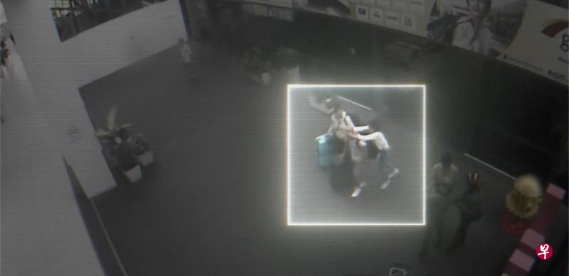 《金氏杀机》还原金正男在吉隆坡机场遭两女“偷袭”的现场。(黄金戏院提供) 《金氏杀机》还原金正男在吉隆坡机场遭两女“偷袭”的现场。(黄金戏院提供)