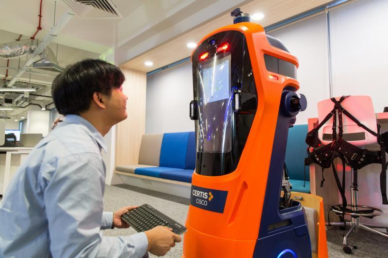 策安昨天推出“策安加速”计划,1万6000名策安职员和其他公司的员工将可报读策安企业大学所提供的培训课程,以提升技能,跟上数码化的步伐。(策安提供) 策安昨天推出“策安加速”计划,1万6000名策安职员和其他公司的员工将可报读策安企业大学所提供的培训课程,以提升技能,跟上数码化的步伐。(策安提供)