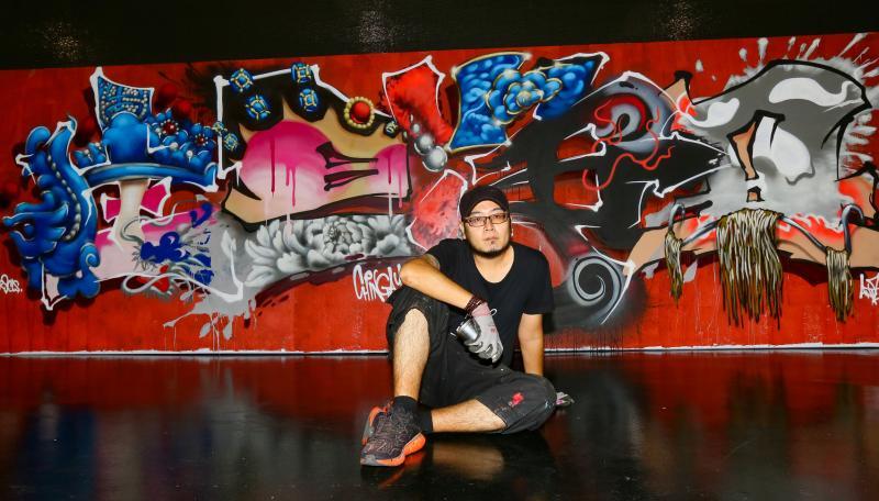 涂鸦艺术家钟志权(艺名ANTZ)将于今年妆艺大游行节目中,结合传统戏曲与街头艺术,呈献以“生旦净丑”为主题的涂鸦作品。(施策文摄) 涂鸦艺术家钟志权(艺名ANTZ)将于今年妆艺大游行节目中,结合传统戏曲与街头艺术,呈献以“生旦净丑”为主题的涂鸦作品。(施策文摄)